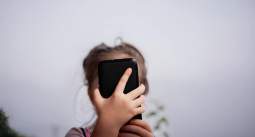Bambini senza smartphone sotto i tre anni: la proposta di legge al Senato